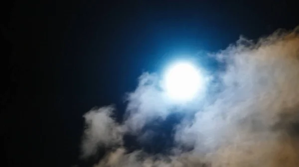 Luna Azul Brilla Través Nubes Nocturnas — Foto de Stock