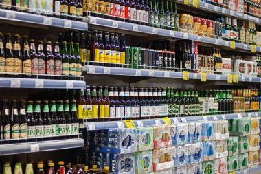 Moskova 'da 28 Ekim 2021' de süpermarkette şişelerde ve kutularda satılık çeşitli bira çeşitleri
