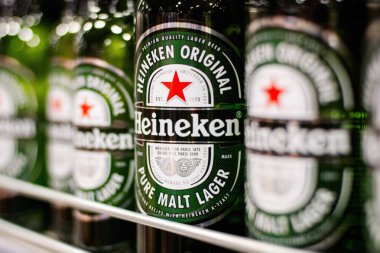Moskova, Kasım 2021 'de süpermarket rafında Heineken Lager Birası şişeleri