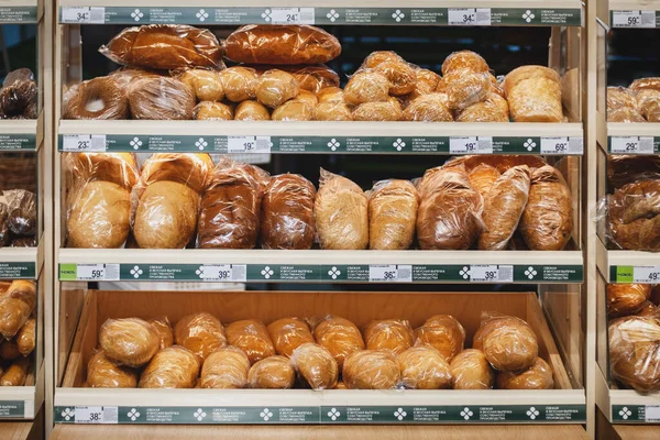 Süpermarket raflarında satılmak üzere plastik paketlerde çeşitli taze ekmek çeşitleri, Moskova, 28 Ekim 2021