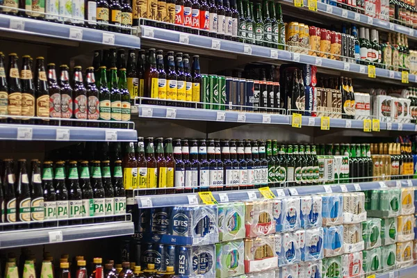 Varios Tipos Cerveza Botellas Latas Supermercado Venta Moscú Oct 2021 — Foto de Stock