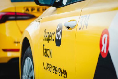 Yandex Go Taxi logosu olan sarı taksiler, Moskova, 31 Ekim 2021