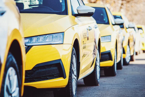 Такси Яндекс Желтые Автомобили Припаркованные Подряд Москва Октября 2021 Года — стоковое фото