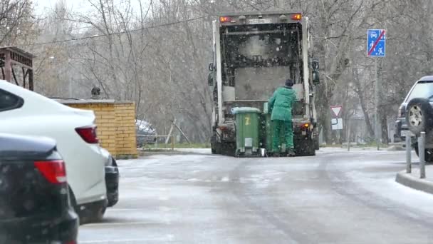 Hausmüll Und Müllabfuhr Winter Müllwagen Wohngebiet Bei Schneefall Moskau Nov — Stockvideo