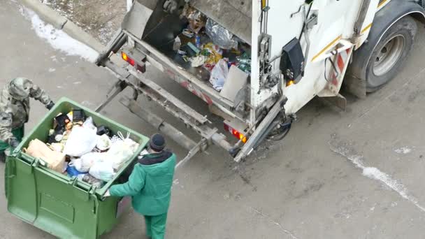 Afvalverwijdering Woonwijk Het Laden Van Huishoudelijk Afval Vuilniswagen Blik Van — Stockvideo