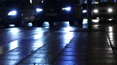 Karanlıkta giden arabalar, gece gelen trafik ışıkları, alçak görüş, Moskova, 25 Kasım 2021