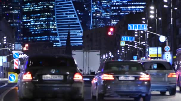 2021年11月25日モスクワの夜の都市の建物に対する集中していない道路交通 — ストック動画