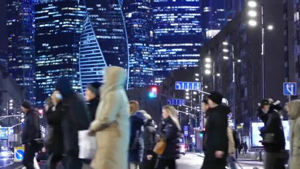 Verschwommene Menschen Die Nachts Die Straße Überqueren Moskauer Stadt Hintergrund — Stockvideo