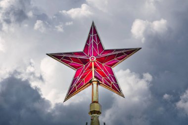 Moskova Kremlin, karanlık fırtınalı gökyüzünde kırmızı yakut yıldızı