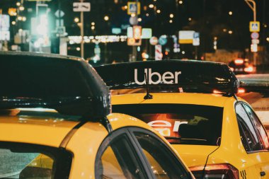 Gece Uber sarı taksilerle taksi durağı, Moskova, 31 Ekim 2021