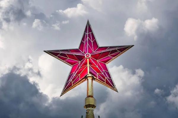 Moskova Kremlin, karanlık fırtınalı gökyüzünde kırmızı yakut yıldızı