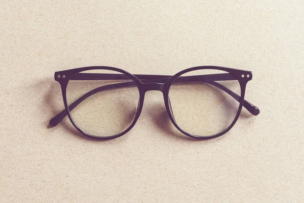 Brýle Béžovém Lepenkovém Pozadí Minimalistický Plochý Ležel — Stock fotografie