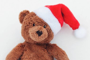 Kırmızı Noel Baba şapkalı oyuncak ayı, yakın plan portresi