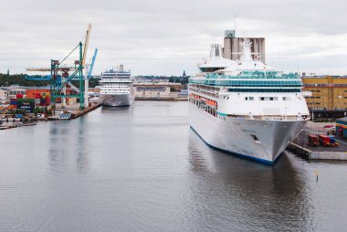 Gemi gemileri limana yanaştı, Vision of the Seas kalkışa hazır, İsveç, Stockholm, 14 Temmuz 2013