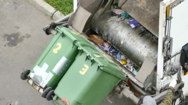 İşçiler karışık atık işleten çöp kamyonu, stok görüntüleri, Moskova, 14 Eylül 2021