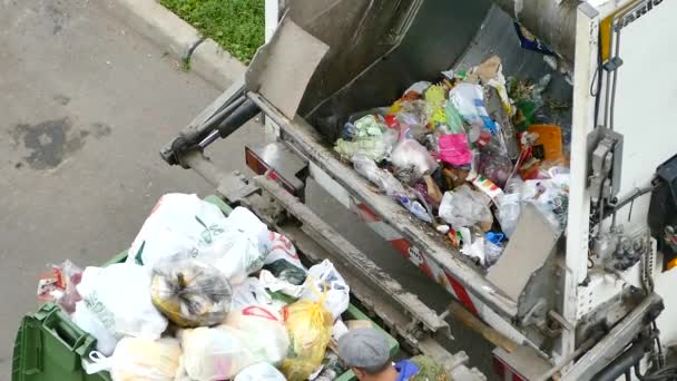 Les Éboueurs Ramassent Les Ordures Ménagères Dans Quartier Résidentiel Moscou — Video