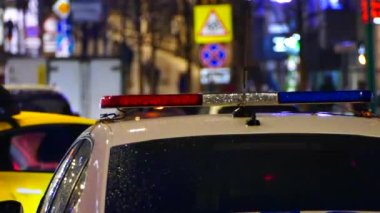 Akşamları polis arabası teşhircisi, Moskova 'da trafik kontrolü.
