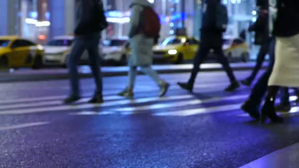 Gente Paso Peatones Desenfocada Cruzando Por Noche Moscú — Vídeos de Stock