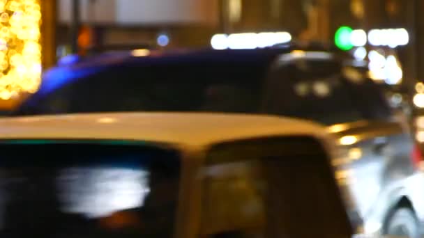 Gece Bulanık Şehir Caddesi Moskova Trafik Saatleri Boyunca Yol Polisi — Stok video