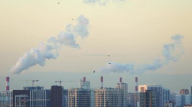 Dumanı tüten bacalar, stok video görüntüleri olan şehir silüeti.