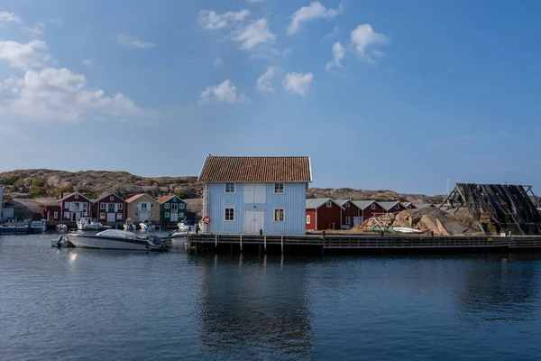 Tradiční plážový dům na západním pobřeží Švédského souostroví — Stock fotografie