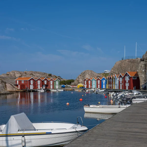Pensioni tradizionali in un arcipelago della costa occidentale svedese — Foto Stock