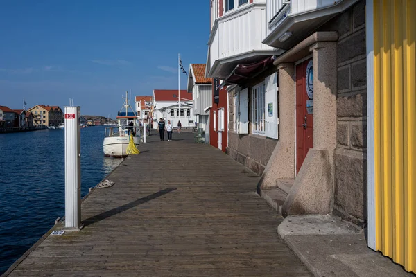 El paseo marítimo en el centro de la ciudad de una ciudad en la costa oeste sueca — Foto de Stock