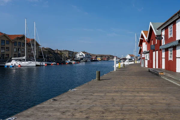 Casas de playa tradicionales a lo largo del Smogen Boardwalk, atraer a los turistas a la capital del marisco sueco — Foto de Stock