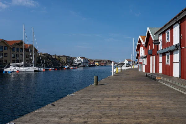 Tradiční plážové domy podél Smogen Boardwalk, přitahují turisty do švédského hlavního města mořských plodů — Stock fotografie