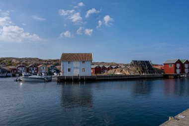 İsveç 'in batı kıyısında geleneksel bir sahil evi.