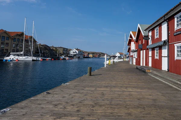 Casas de playa tradicionales a lo largo del Smogen Boardwalk, atraer a los turistas a la capital del marisco sueco — Foto de Stock