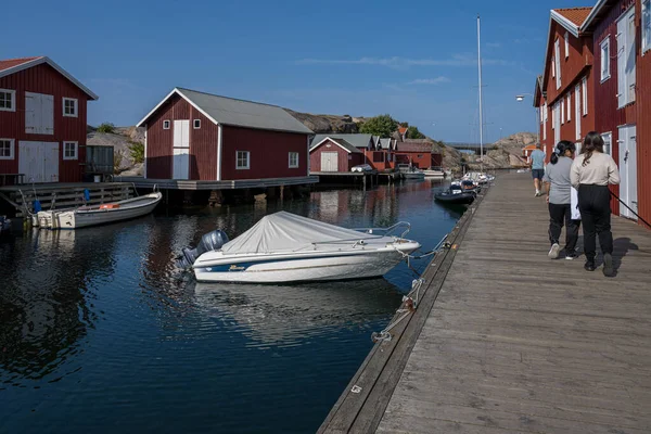 Tradizionali case al mare lungo la Smogen Boardwalk, attirano turisti nella capitale svedese del pesce — Foto Stock