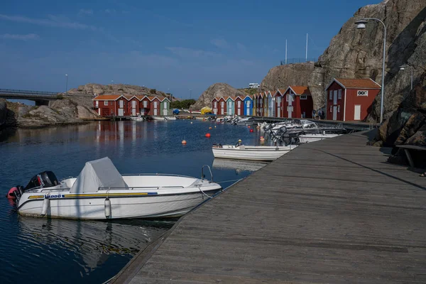 Casas de botes tradicionales en un archipiélago de la costa oeste sueca —  Fotos de Stock