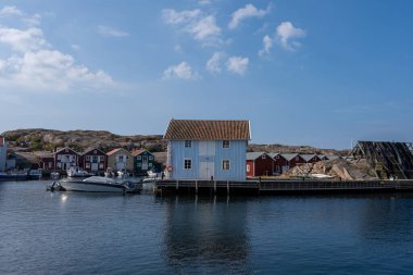 İsveç 'in batı kıyısında geleneksel bir sahil evi.
