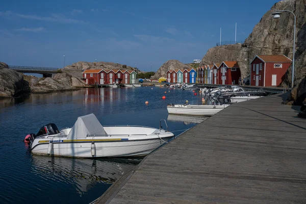 Pensioni tradizionali in un arcipelago della costa occidentale svedese — Foto Stock