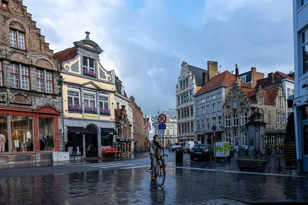 Pohled do ulice na staré město Bruggy. Historické centrum města je významným světovým dědictvím UNESCO — Stock fotografie