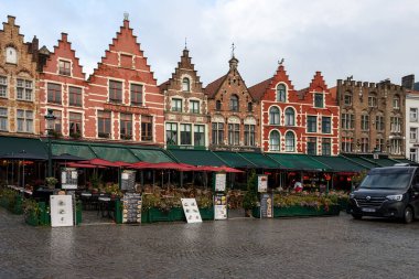 Eski pazar meydanındaki renkli evler, Grote Markt. Tarihi şehir merkezi UNESCO 'nun önde gelen bir Dünya Mirası Alanıdır.
