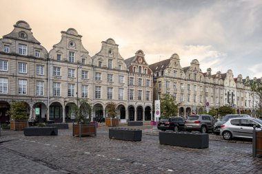 Arras, Fransa şehir meydanı. UNESCO Dünya Mirası Alanı. Ev, koyu gri gökyüzüne Flaman tarzıyla bakıyor.