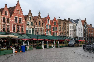 Eski pazar meydanındaki renkli evler, Grote Markt. Tarihi şehir merkezi UNESCO 'nun önde gelen bir Dünya Mirası Alanıdır.