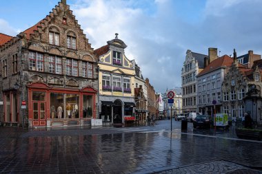 Eski Bruges şehrinin sokak manzarası. Tarihi şehir merkezi UNESCO 'nun önde gelen bir Dünya Mirası Alanıdır.