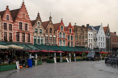 Eski pazar meydanındaki renkli evler, Grote Markt. Tarihi şehir merkezi UNESCO 'nun önde gelen bir Dünya Mirası Alanıdır.