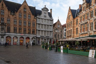 Eski pazar meydanının sokak manzarası, Grote Markt. Tarihi şehir merkezi UNESCO 'nun önde gelen bir Dünya Mirası Alanıdır.