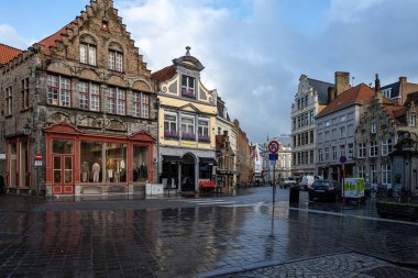 Eski Bruges şehrinin sokak manzarası. Tarihi şehir merkezi UNESCO 'nun önde gelen bir Dünya Mirası Alanıdır.