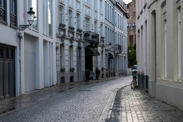 Vedere pe stradă a orașului vechi Bruges. Centrul istoric al orașului este un sit proeminent al Patrimoniului Mondial UNESCO. — Fotografie, imagine de stoc