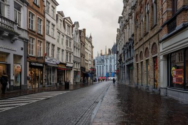 Eski Bruges şehrinin sokak manzarası. Tarihi şehir merkezi UNESCO 'nun önde gelen bir Dünya Mirası Alanıdır.