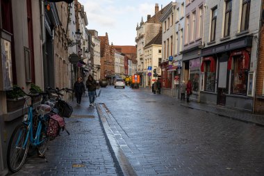 Eski Bruges şehrinin sokak manzarası. Tarihi şehir merkezi UNESCO 'nun önde gelen bir Dünya Mirası Alanıdır.
