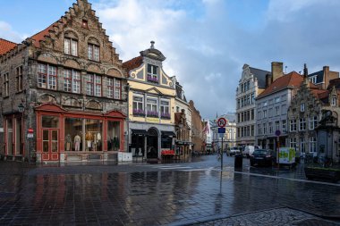 Eski Bruges şehrinin sokak manzarası. Tarihi şehir merkezi UNESCO 'nun önde gelen bir Dünya Mirası Alanıdır.