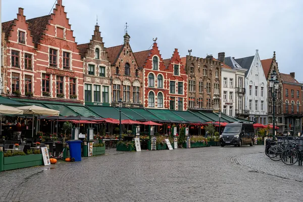 Eski pazar meydanındaki renkli evler, Grote Markt. Tarihi şehir merkezi UNESCO 'nun önde gelen bir Dünya Mirası Alanıdır.