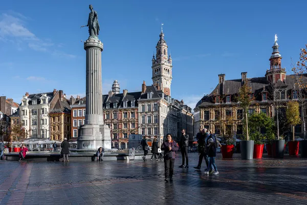 Лілль, Північна Франція, має фломську архітектуру, подібну до Бельгії. Ставши в центрі головної площі, Ла-Гранд-Плейс, стоїть Богиня як пам'ять про австрійську облогу в 1792 році. — стокове фото