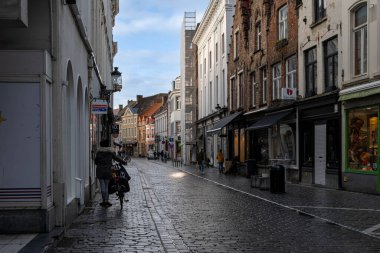 Eski Bruges şehrinin sokak manzarası. Tarihi şehir merkezi UNESCO 'nun önde gelen bir Dünya Mirası Alanıdır.